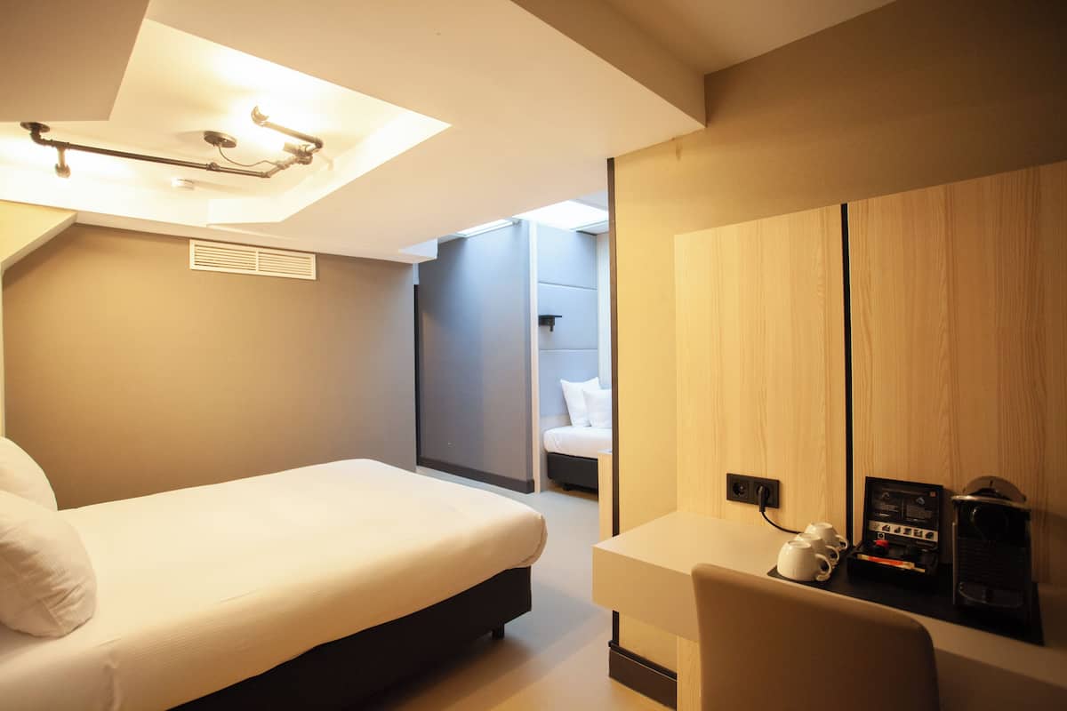 Souterrain Triple Room | In-room safe, desk, free WiFi, bed sheets