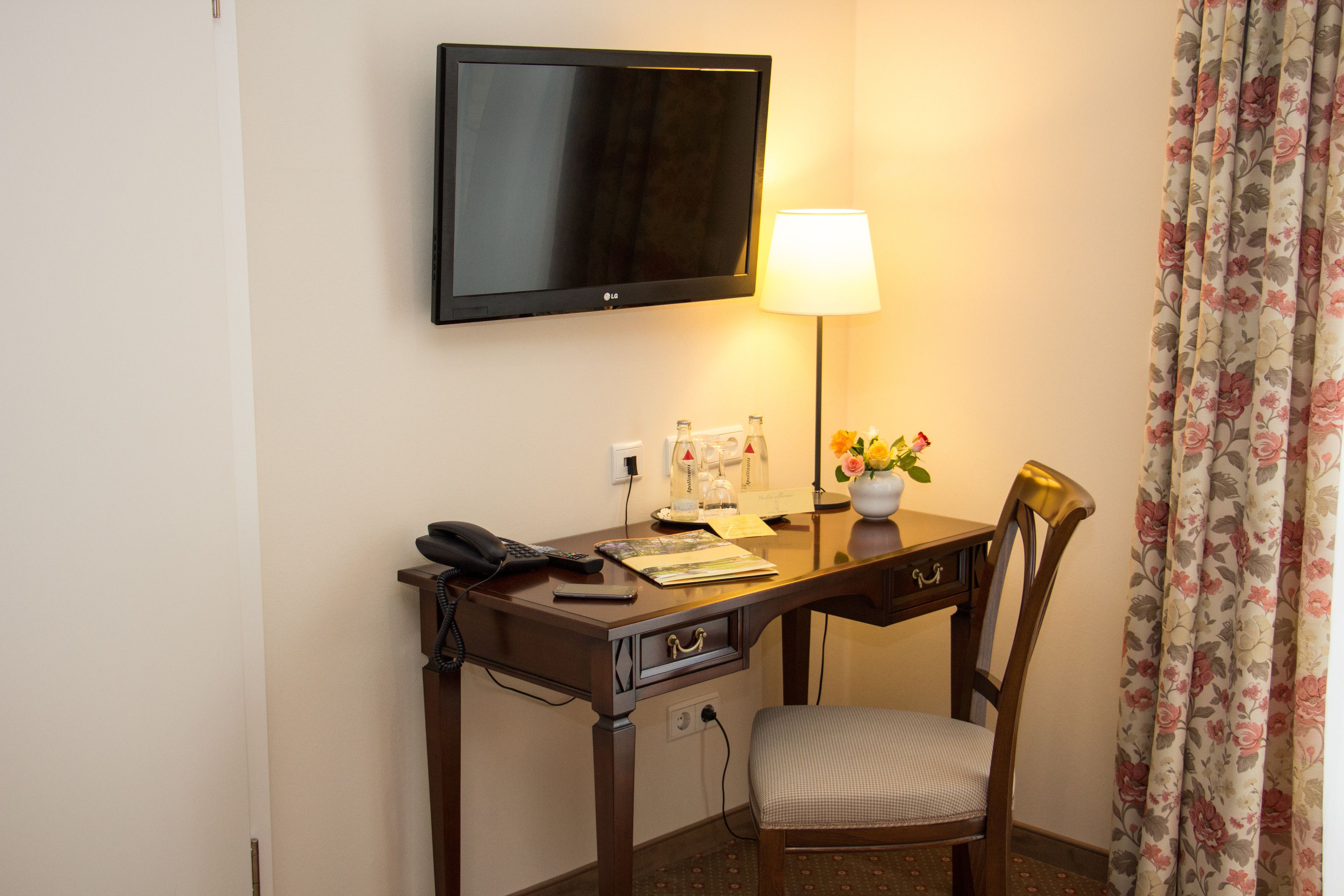 comfort single room | in-room business centre