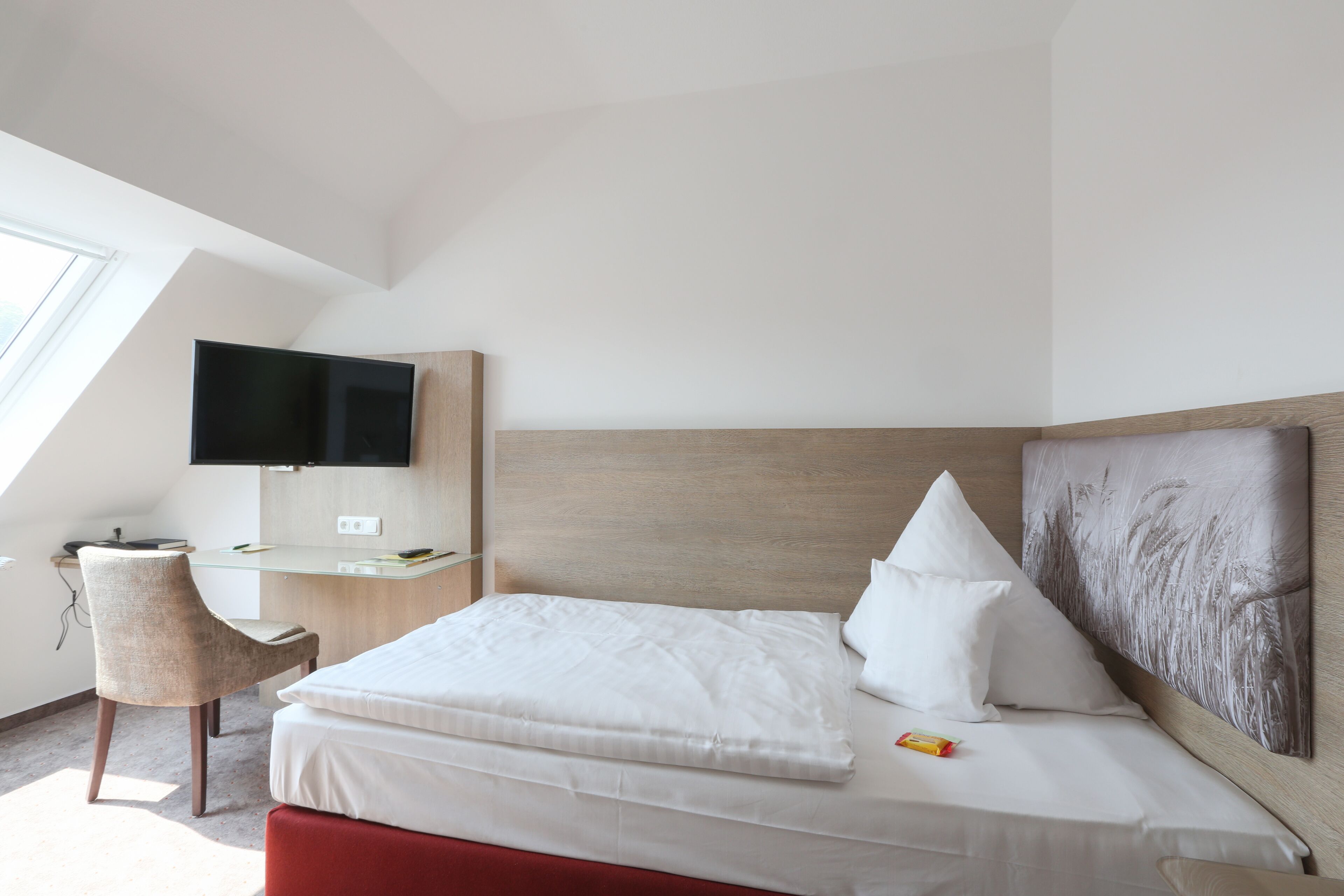 standard single room | premium bedding, in-room safe, desk, soundproofing