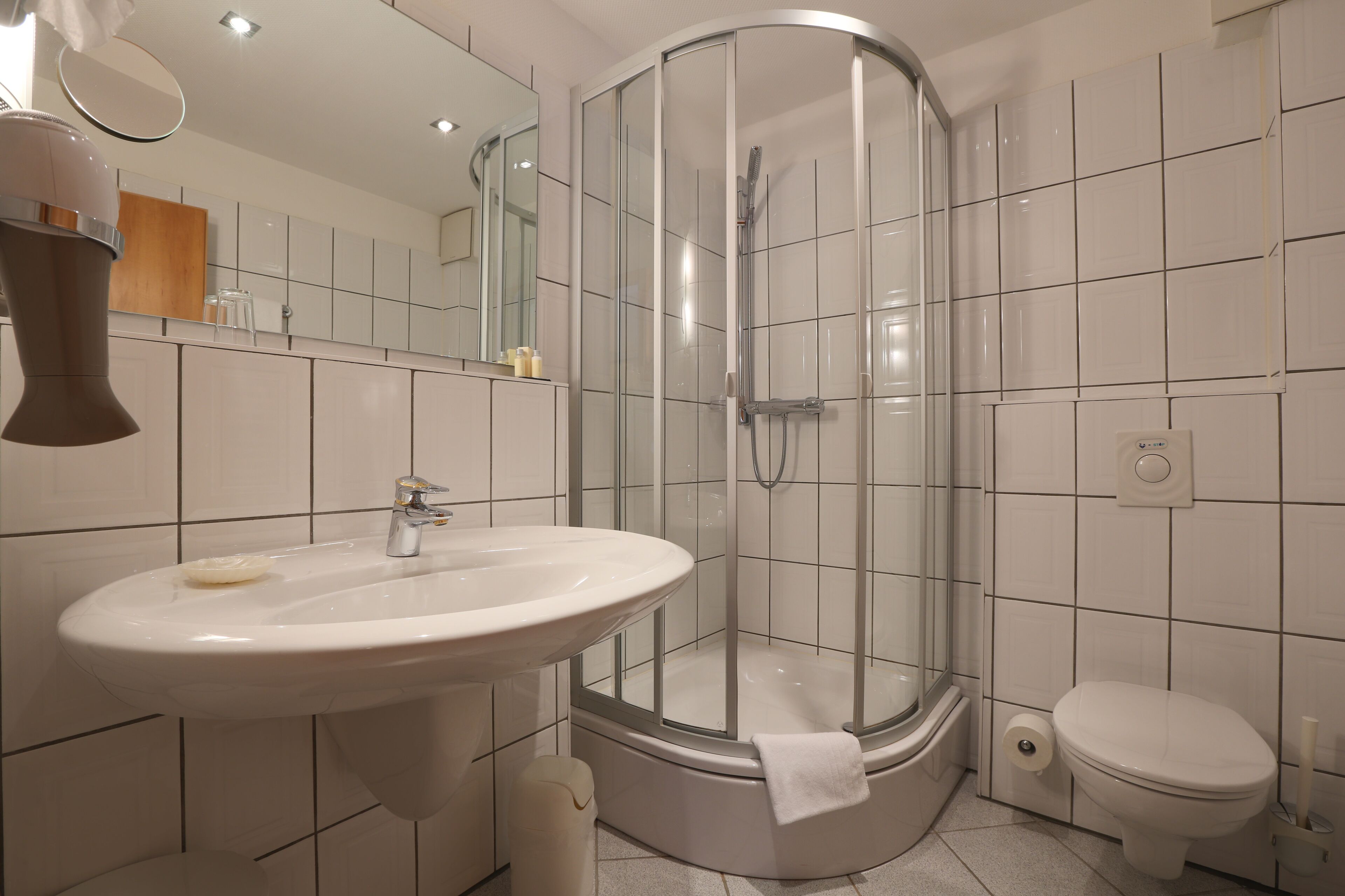 standard single room | bathroom | free toiletries, slippers, towels