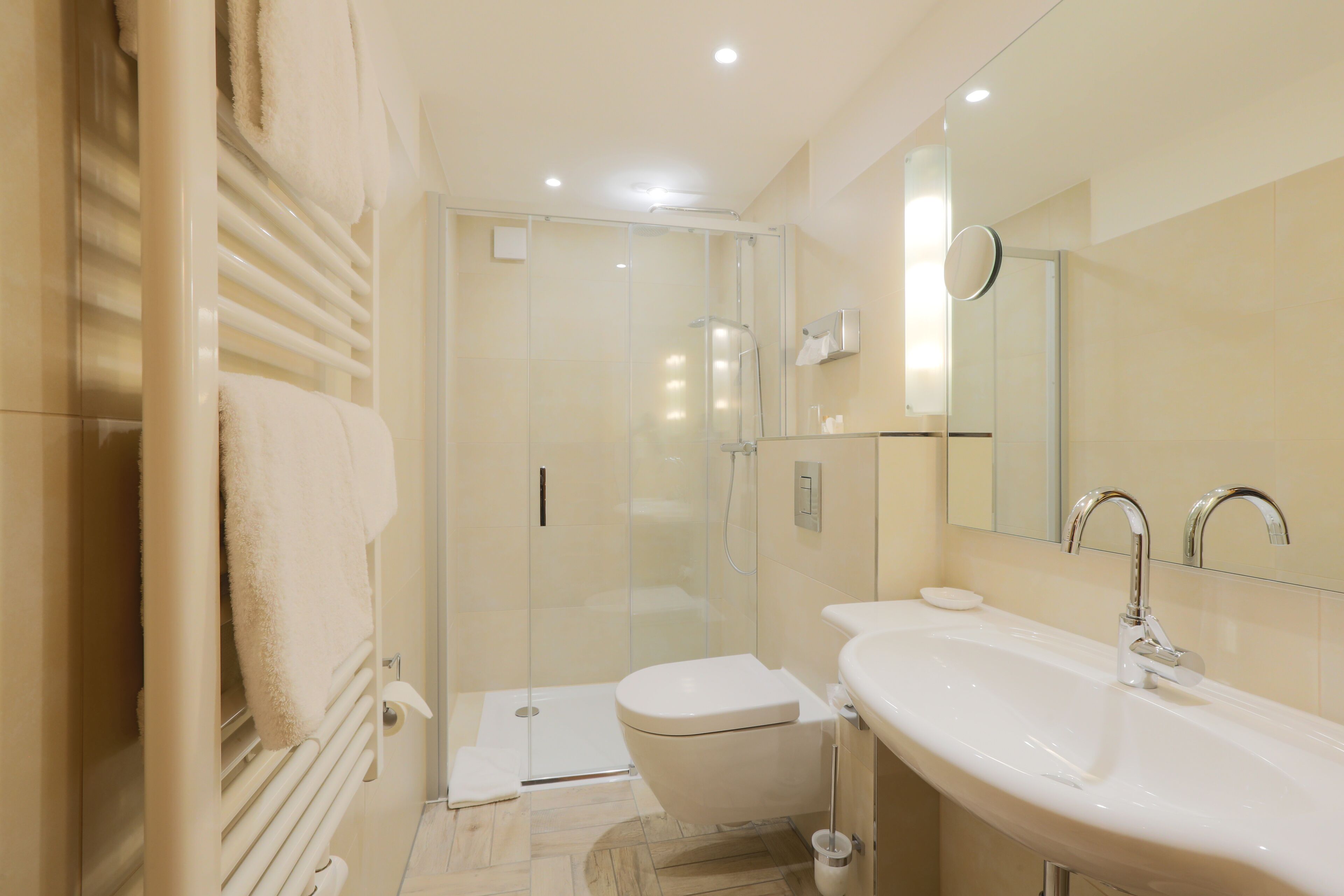 standard double room | bathroom | free toiletries, slippers, towels