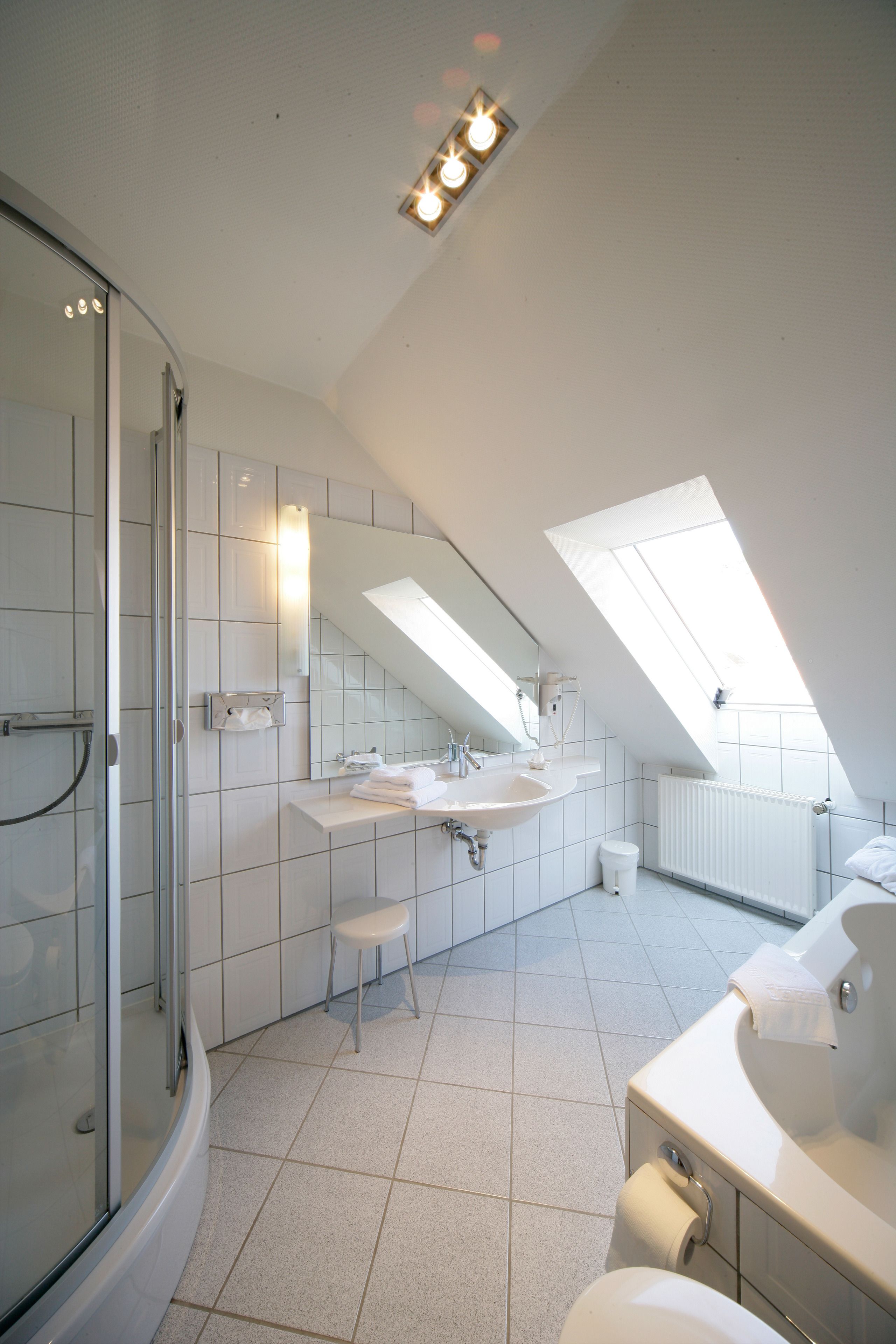 comfort single room | bathroom | free toiletries, slippers, towels