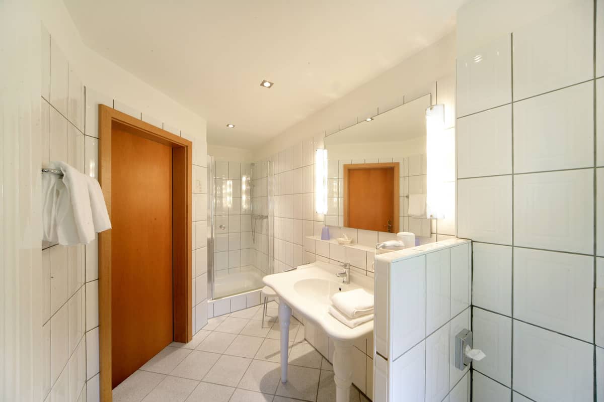 standard double room | bathroom | free toiletries, slippers, towels