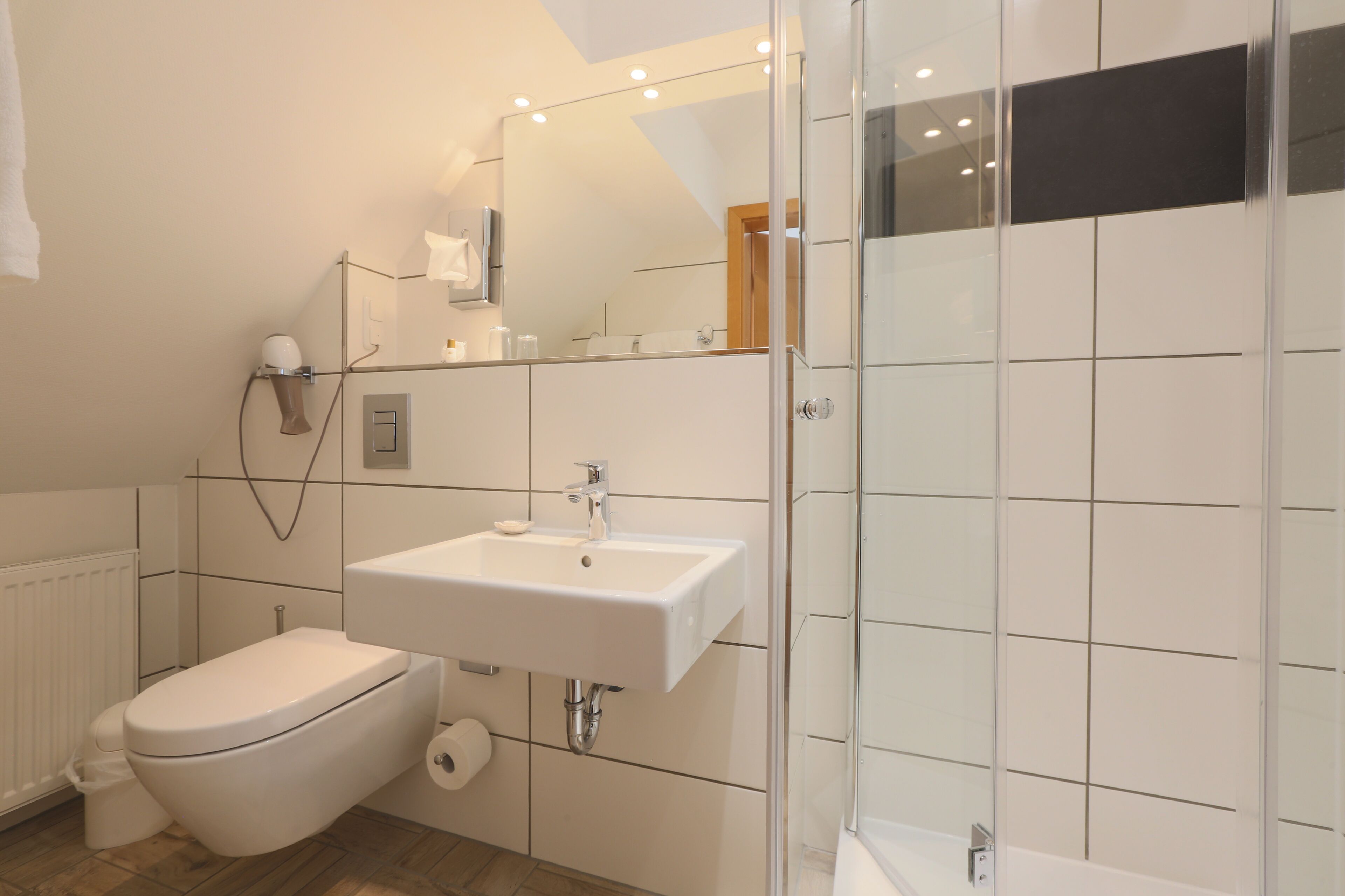 standard single room | bathroom | free toiletries, slippers, towels