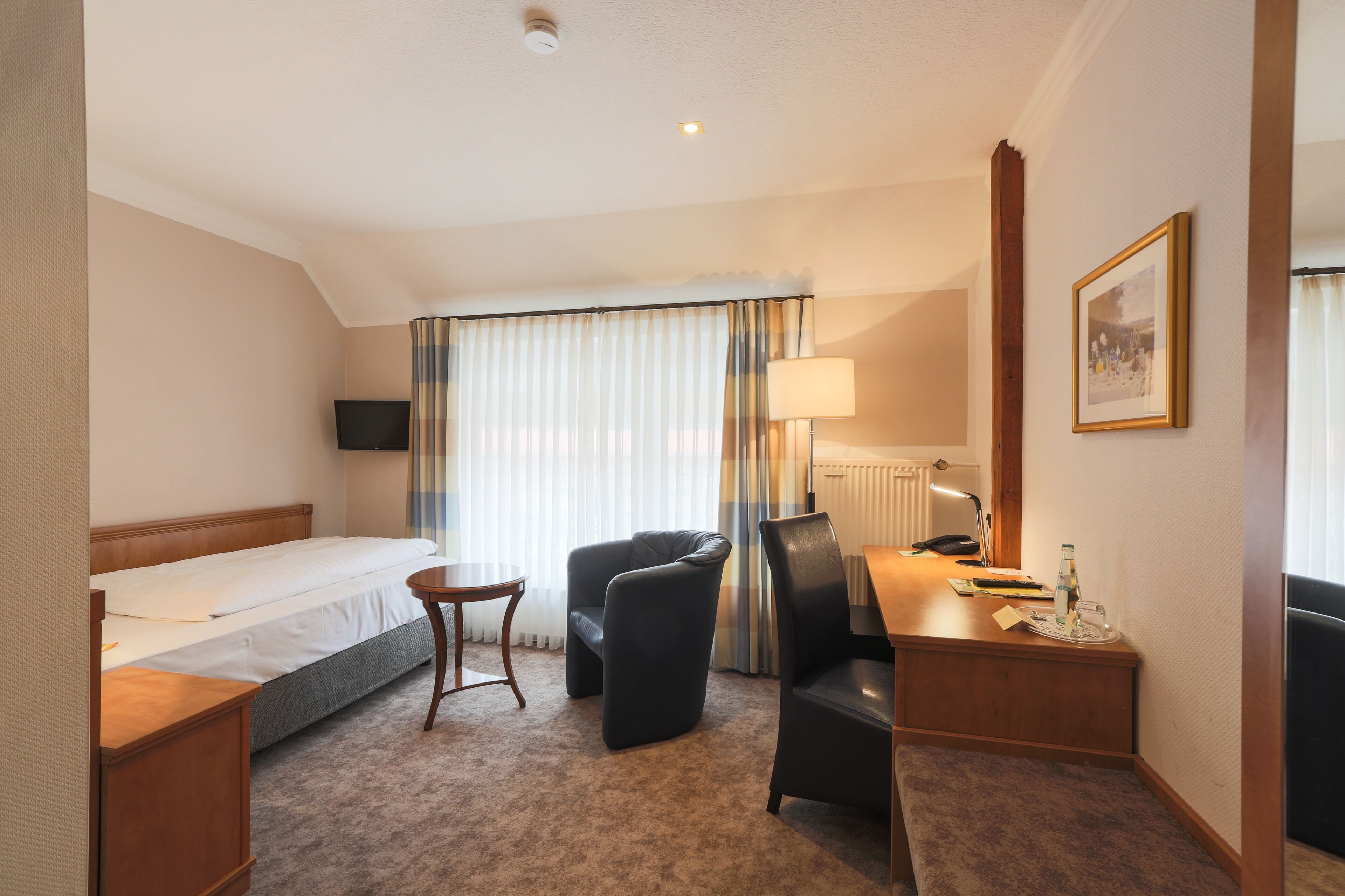 standard single room | premium bedding, in-room safe, desk, soundproofing