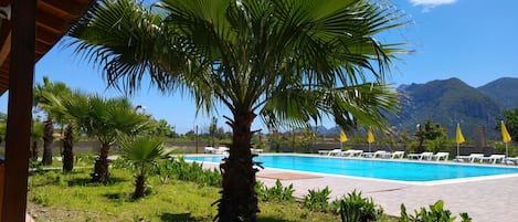 Piscina all'aperto, ombrelloni da piscina, lettini