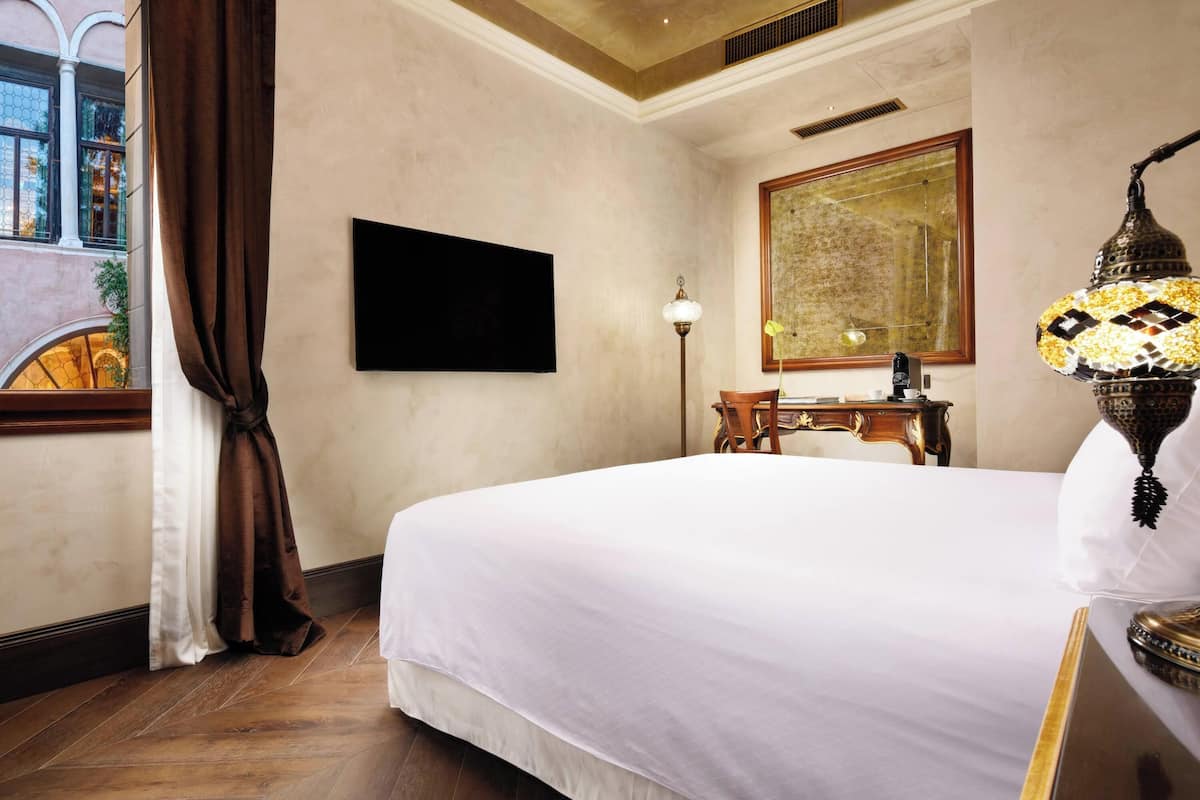 One Bedroom Apartment | เครื่องนอนระดับพรีเมียม, ตู้นิรภัยในห้องพัก, โต๊ะทำงาน, ห้องเก็บเสียง