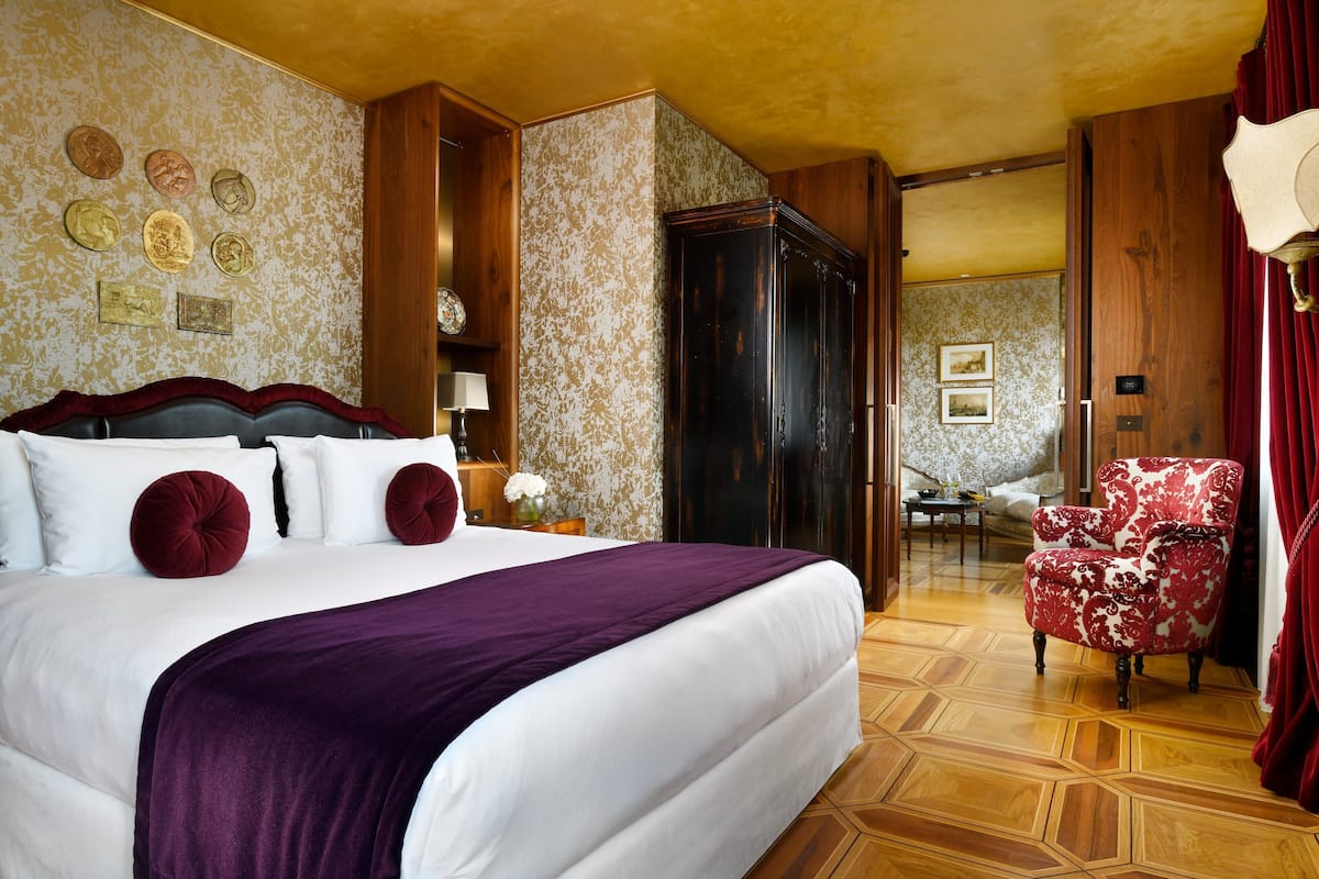 Suite, uitzicht op kanaal | 2 slaapkamers, luxe beddengoed, een minibar, een kluis op de kamer
