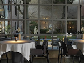 Petit déjeuner et déjeuner servis sur place, restauration en plein air 