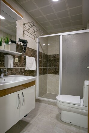 Shower, hair dryer, slippers, towels - Golden Saray Apart (Istanbul)