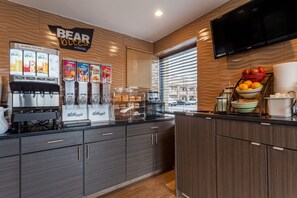 Breakfast area - Travelodge by Wyndham South Hackensack (South Hackensack)