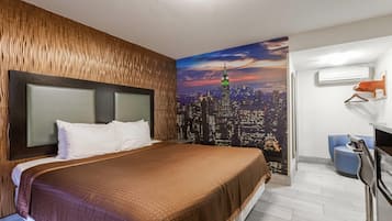 Ein Hotelzimmer mit einem großen Bett, einem Stadtbild-Wandgemälde, einem Schreibtisch mit Stuhl und einer Klimaanlage.