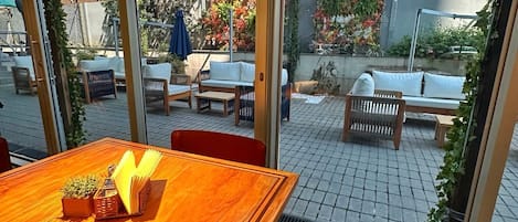 Aamiainen tarjolla, paikallinen keittiö