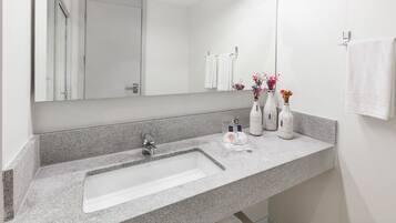 Shower, free toiletries, towels