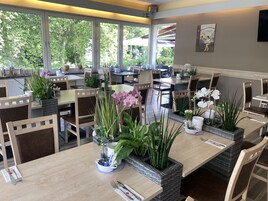 Se ofrece un desayuno bufé (13 EUR por persona)