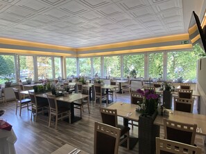 Colazione a buffet, servita tutte le mattine (10 EUR a persona)