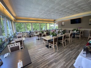 Tägliches Frühstücksbuffet gegen Gebühr