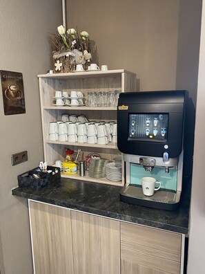 Desayuno buffet diario (EUR 13 por persona)