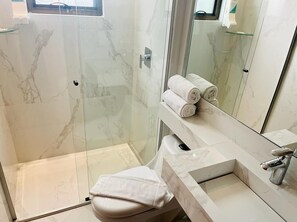 Executive Twin Room | Bathroom | Shower, free toiletries, hair dryer, towels - Hotel Arujá (Aruja)