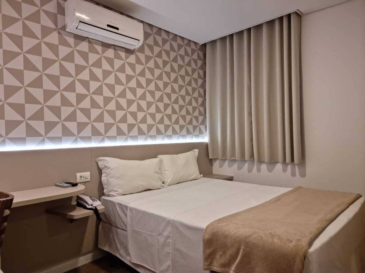 Minibar, caja de seguridad en la habitación y cortinas blackout 