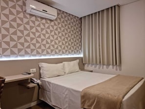 Chambre Double Standard, 1 lit double | Minibar, coffres-forts dans les chambres, rideaux occultants