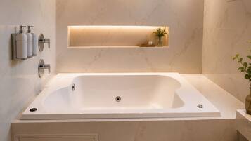 Premium Suite | Bathroom | Shower, free toiletries, hair dryer, towels
