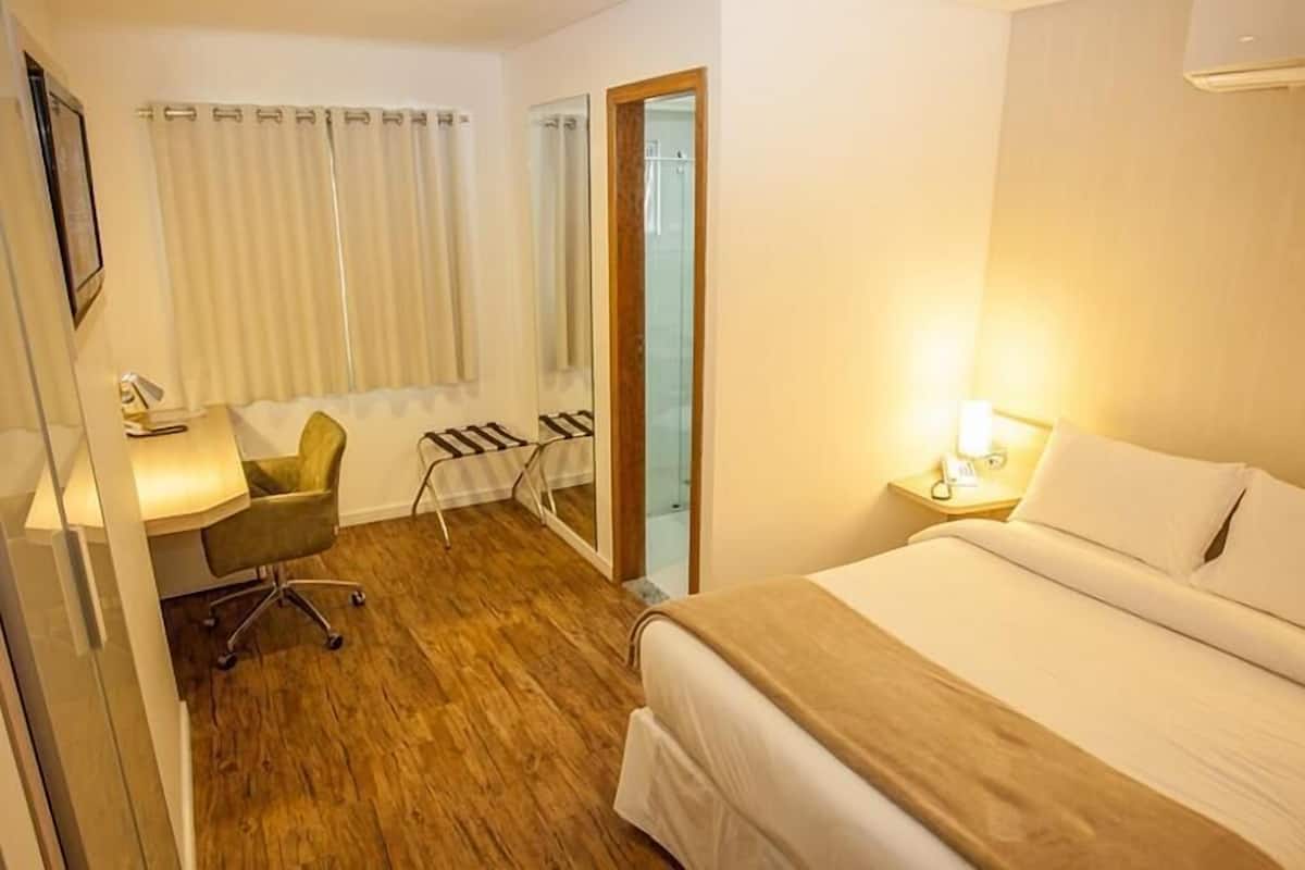 Minibar, safe på rommet, blendingsgardiner og wi-fi (inkludert)