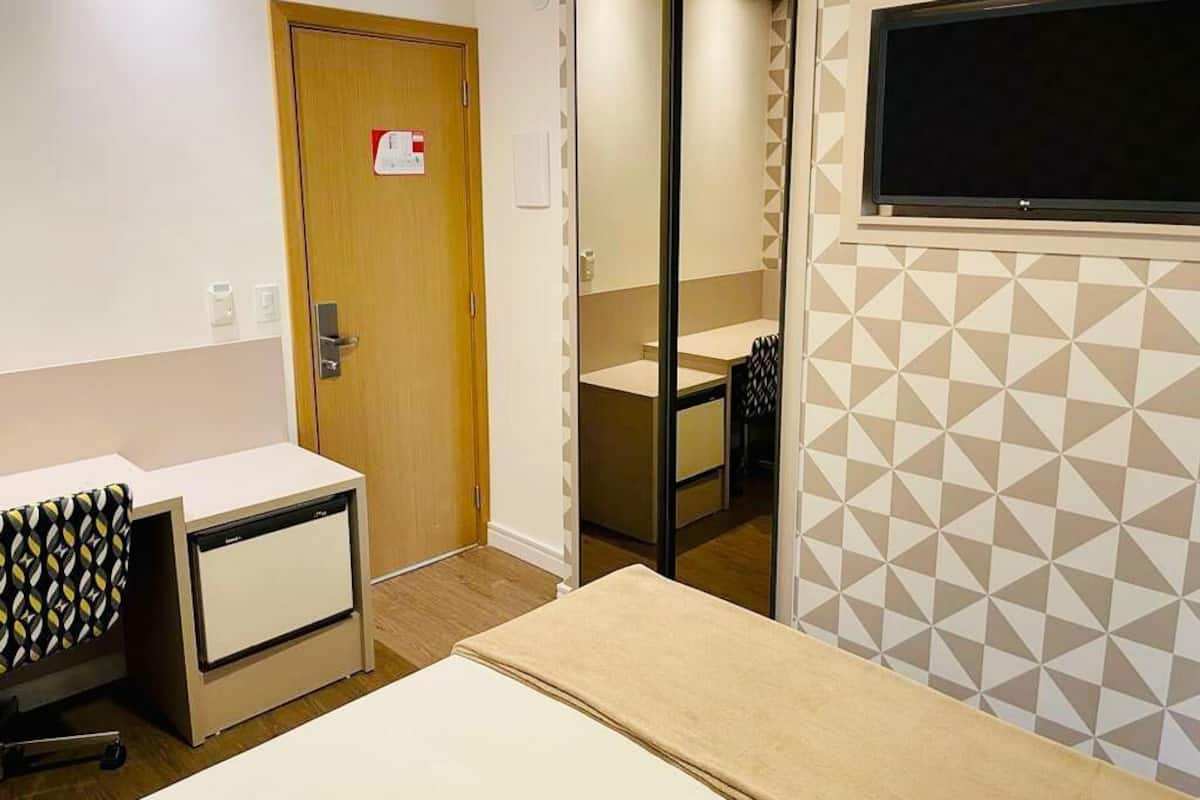 Minibar, safe på rommet, blendingsgardiner og wi-fi (inkludert)