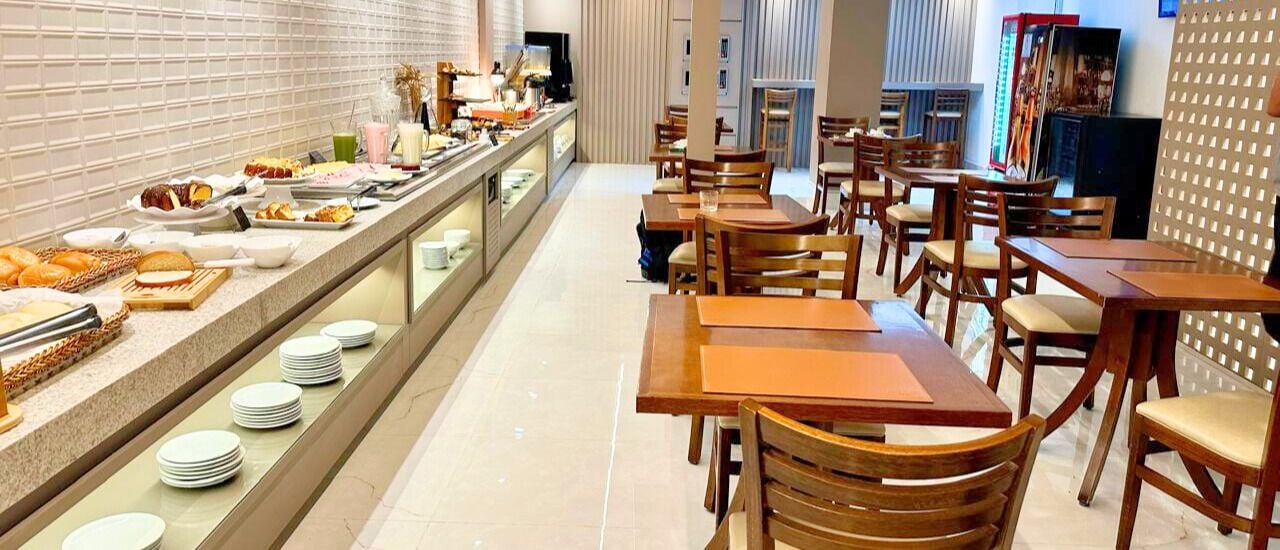 含每日吃到飽自助式早餐