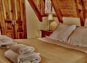 Triple Room (3 adults ) | Individually decorated, desk, laptop workspace, free WiFi - La Petite Boheme (Vielha e Mijaran)