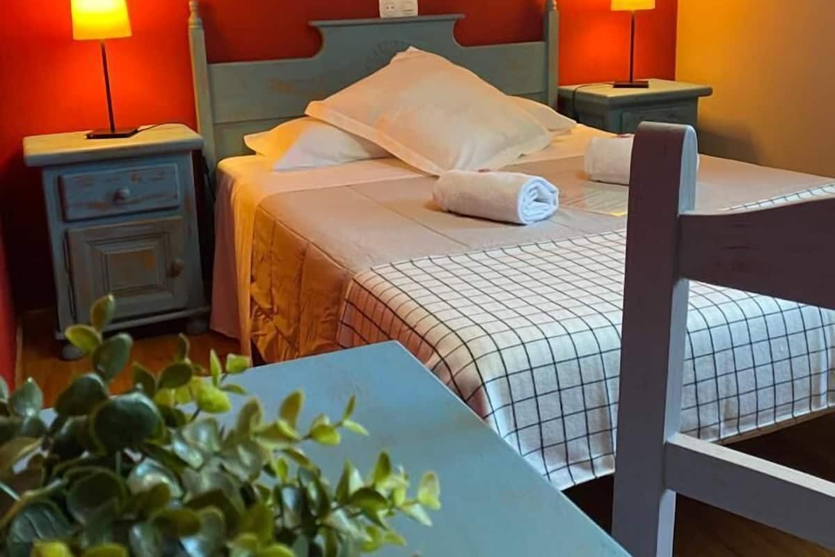 Habitación clásica doble, 1 cama doble | Escritorio, espacio para trabajar con un portátil, wifi gratis