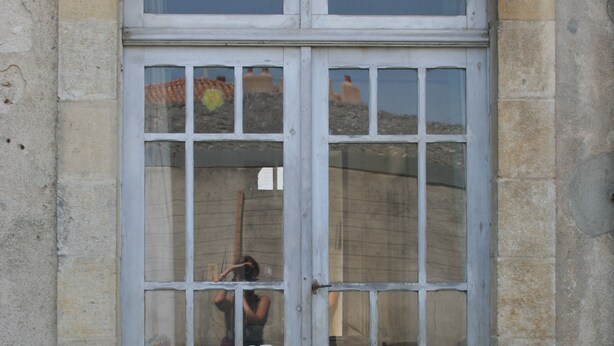 A double door window with a view of a person inside. - Le Voltaire Chambres et Table d'Hotes (Airvault)