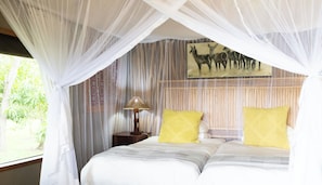 Chalet (Tented Chalet) | Memory foam -patjalliset sängyt, minibaari, tallelokero huoneessa