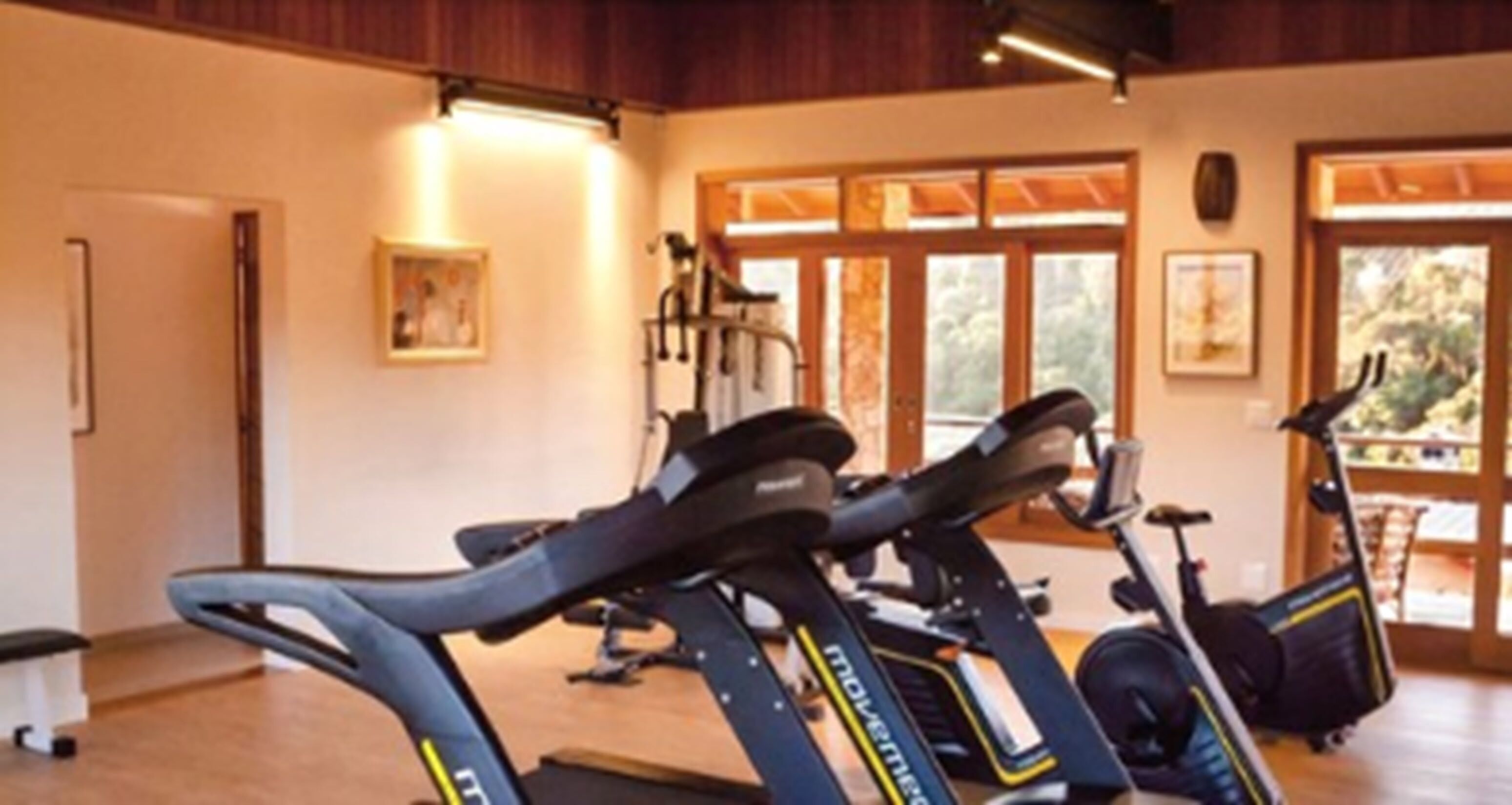 Un gimnasio con bicicletas estáticas y equipo de ejercicio.