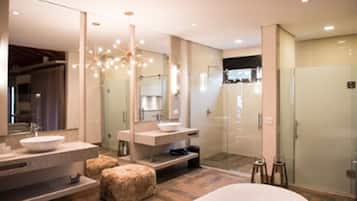 Classic Chalet | Minibar, blackout drapes, free WiFi, bed sheets