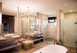 Classic Chalet | Minibar, blackout drapes, free WiFi, bed sheets