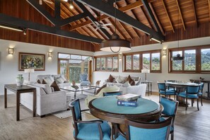 Coin salon dans le hall