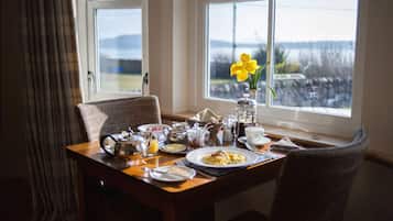 Free daily cooked-to-order breakfast