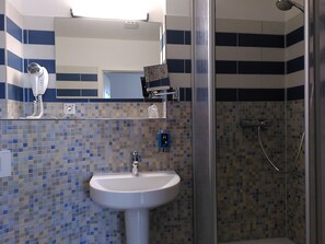 Quarto solteiro standard, 1 cama de solteiro | Banheiro | Produtos de toalete grátis, secador de cabelo, toalhas de banho 