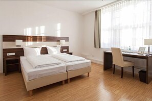 Quarto casal standard | Cofres nos quartos, escrivaninha, quartos à prova de som