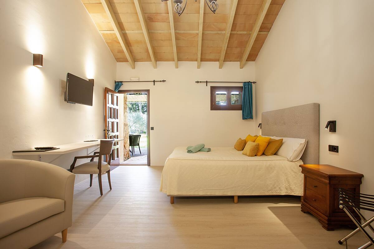 Une chambre à coucher avec un lit, un bureau et une chaise.