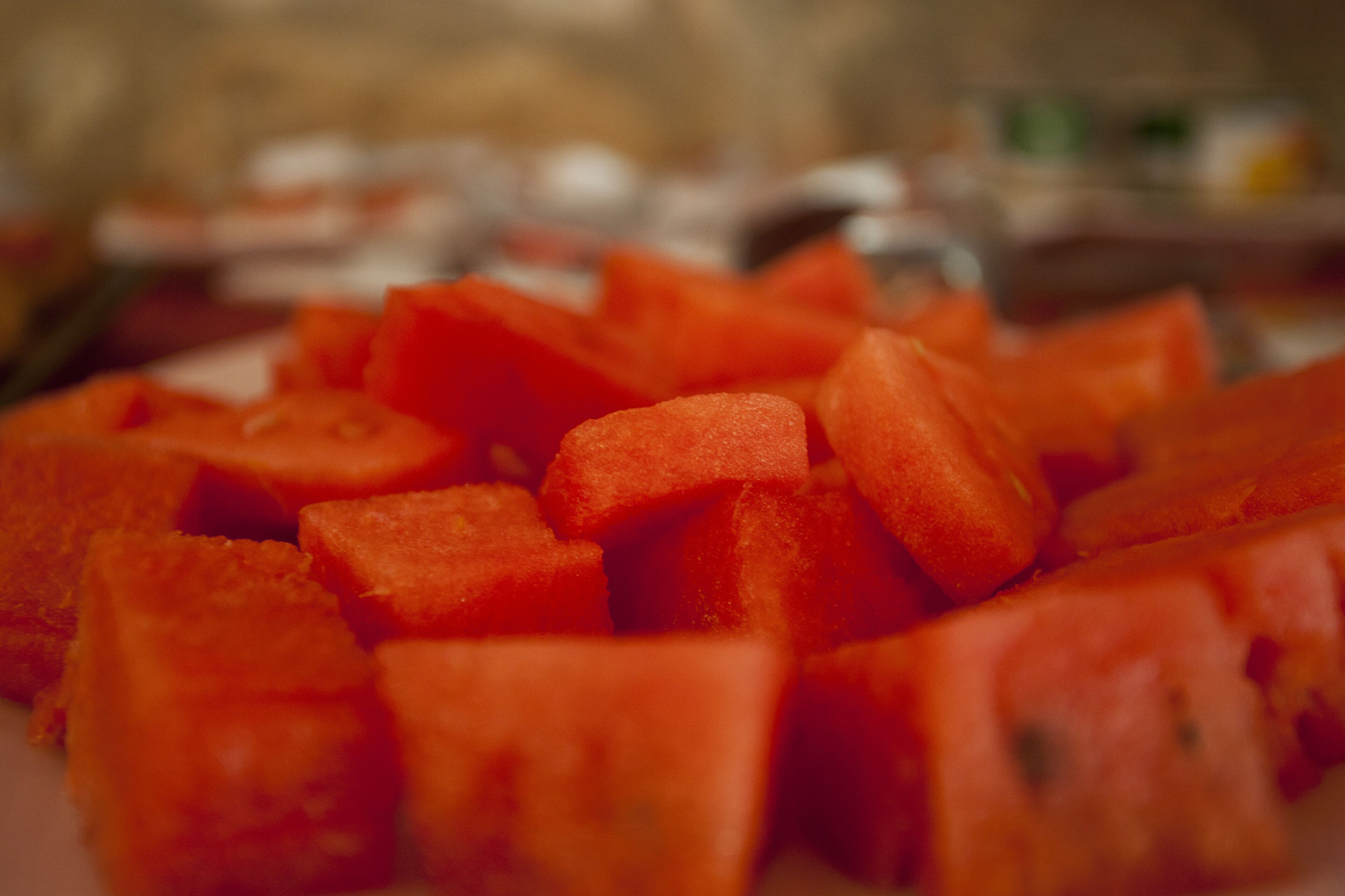 Primer pla de trossos daurat d'aliments, possiblement un plat fet amb fruita o verdura.