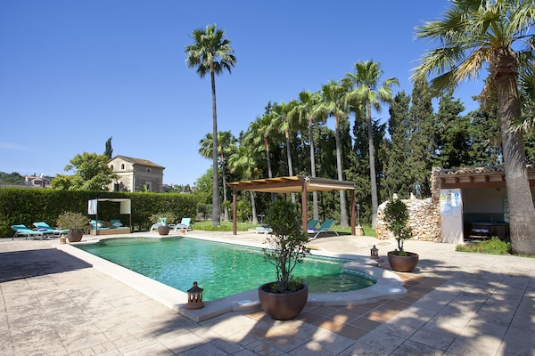 Piscine extérieure, parasols de plage, chaises longues