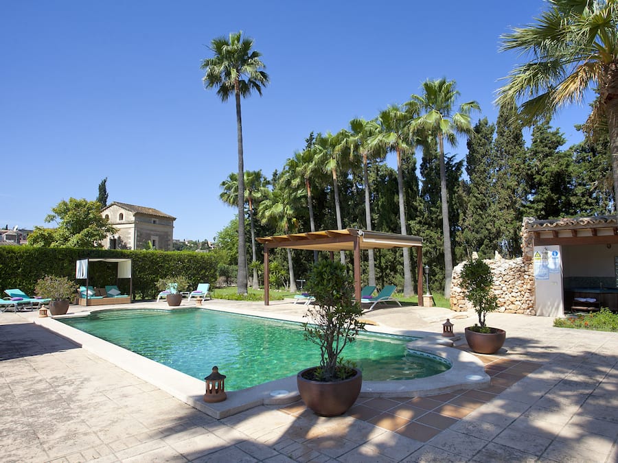 Outdoor pool, pool umbrellas, sun loungers