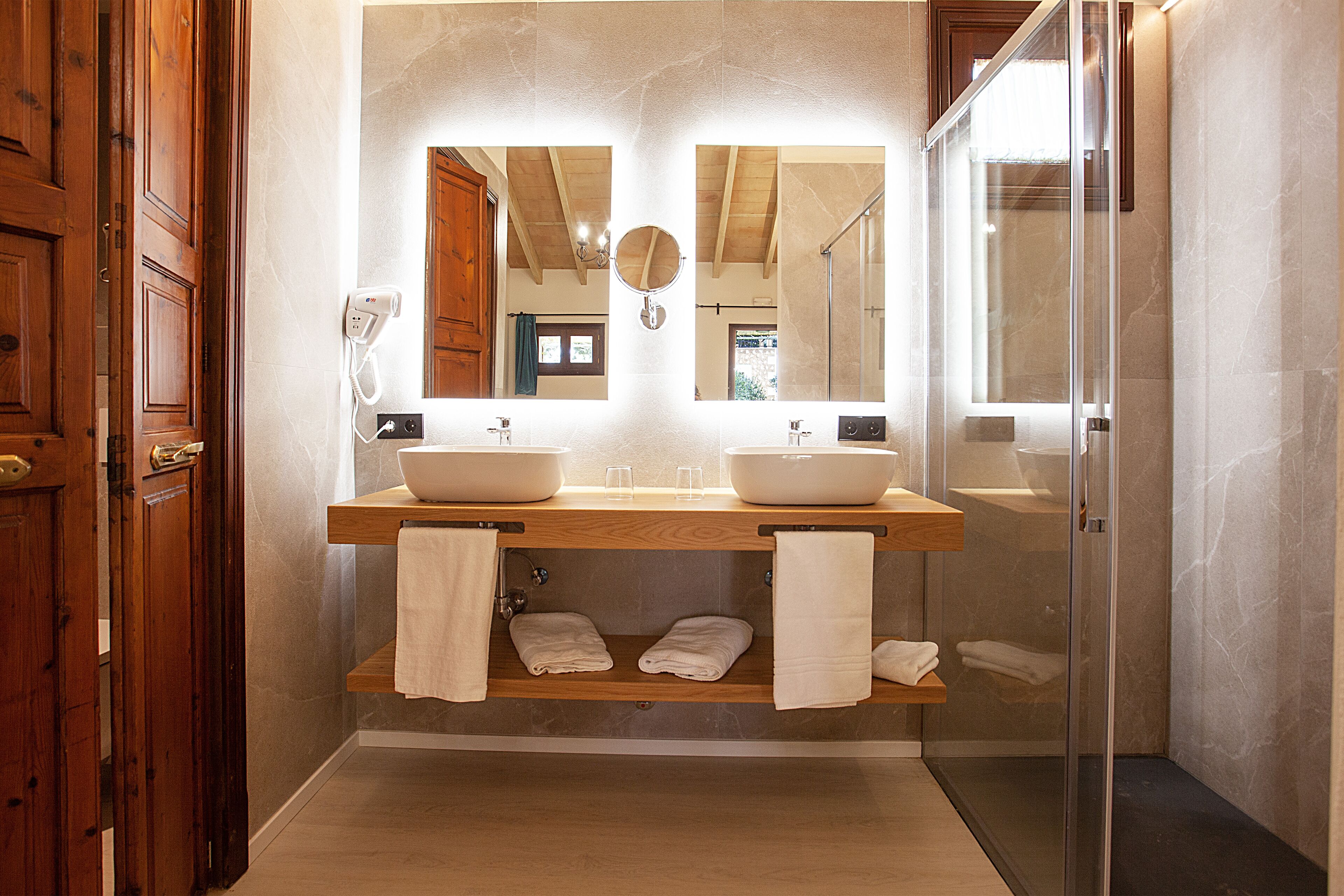 Doble superior | Badezimmer | Kostenlose Toilettenartikel, Haartrockner, Hausschuhe, Handtücher
