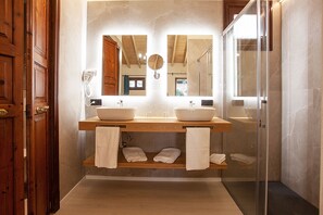 Doble superior | Badezimmer | Kostenlose Toilettenartikel, Haartrockner, Hausschuhe, Handtücher