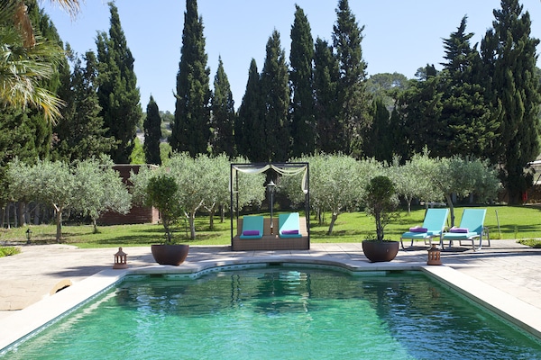 Piscina all'aperto, ombrelloni da piscina, lettini