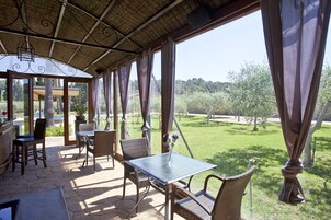 Bar junto a la piscina