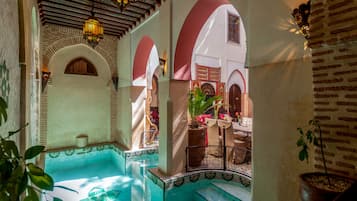 Een buitenzwembad en ligstoelen