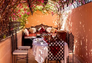 Outdoor dining - Riad Anabel (Marrakech)